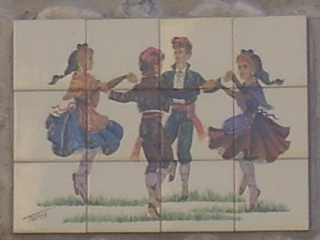 c&eacute;ramique sur une maison, la Sardane